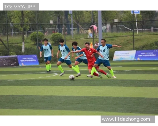 足球的特性与魅力探讨：团队合作战术变化与个人技术的完美结合